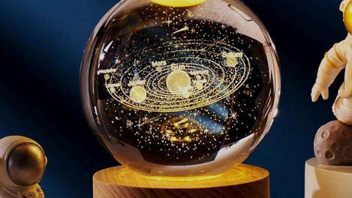 3D Solar System crystal ball night light with Sun and eight planets engraved inside, warm LED wooden base, astronaut figurines as decoration on desk